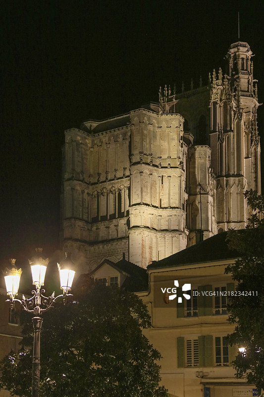 法国勃艮第地区约讷省的圣艾蒂安大教堂夜景图片素材