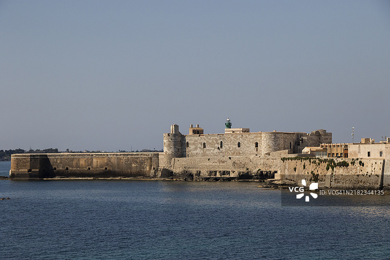 锡拉库萨港口入口的马尼亚切城堡和灯塔图片素材