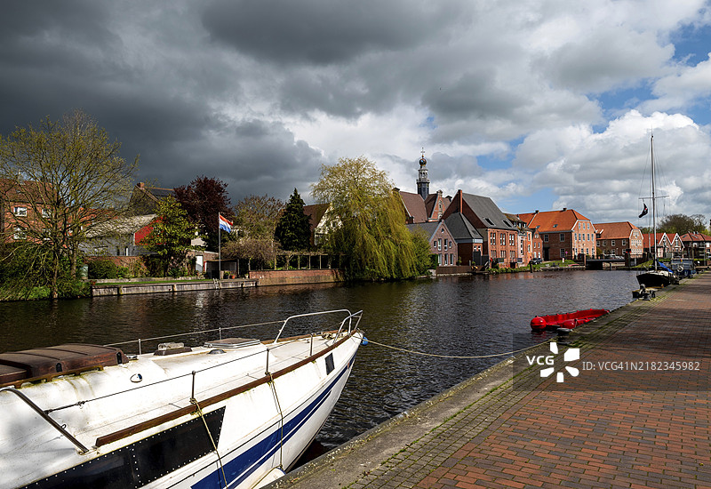法尔德伦德尔夫特，朝向弗里德里希-埃伯特街的视角，图片上半部分的新教堂塔，埃门，东弗里西亚，下萨克森，德国，欧洲图片素材