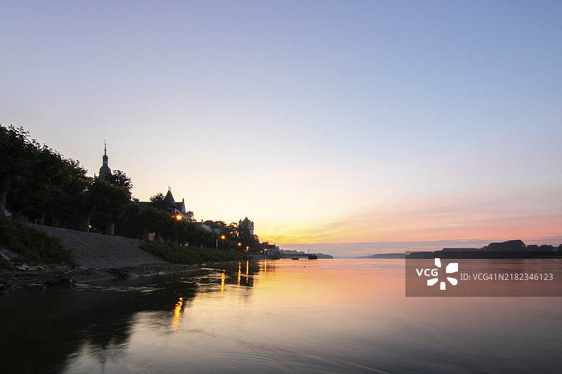莱茵河上的黄昏，城堡和古老小镇，德国莱茵河畔的历史名镇埃尔特维尔，欧洲图片素材