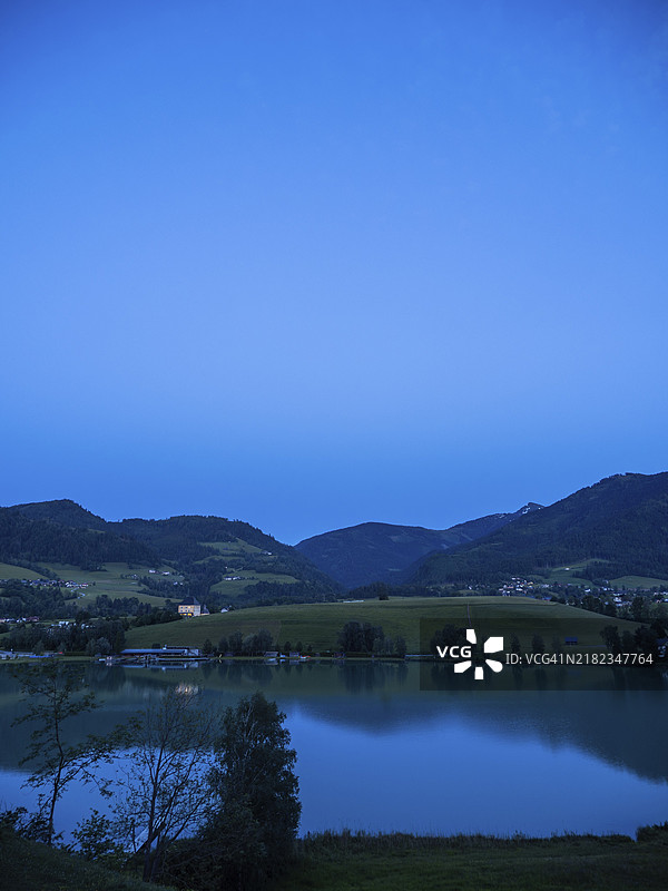 奥地利施蒂利亚州艾根恩斯塔尔的普特雷尔湖蓝色时刻图片素材