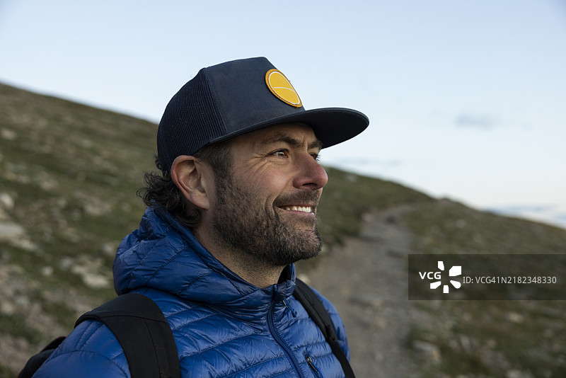 一位男子在蒙大拿州风景如画的山脉中享受一天的徒步旅行。图片素材