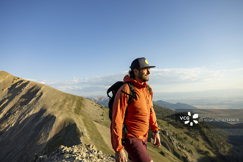 一名男子在蒙大拿州风景如画的山脉中享受一天的徒步旅行。图片素材