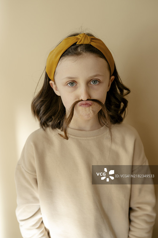 女孩用一缕头发当胡子图片素材