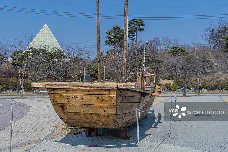 在韩国平泽的湖边公园展示的旧木船图片素材