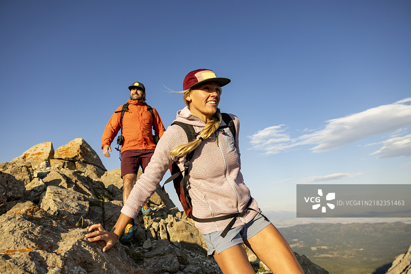 一对情侣在蒙大拿州风景如画的山脉中享受一天的徒步旅行。图片素材
