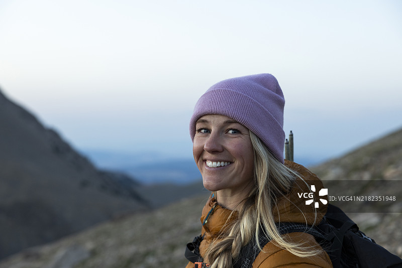 一位女性在蒙大拿州风景如画的山脉中享受一天的徒步旅行。图片素材