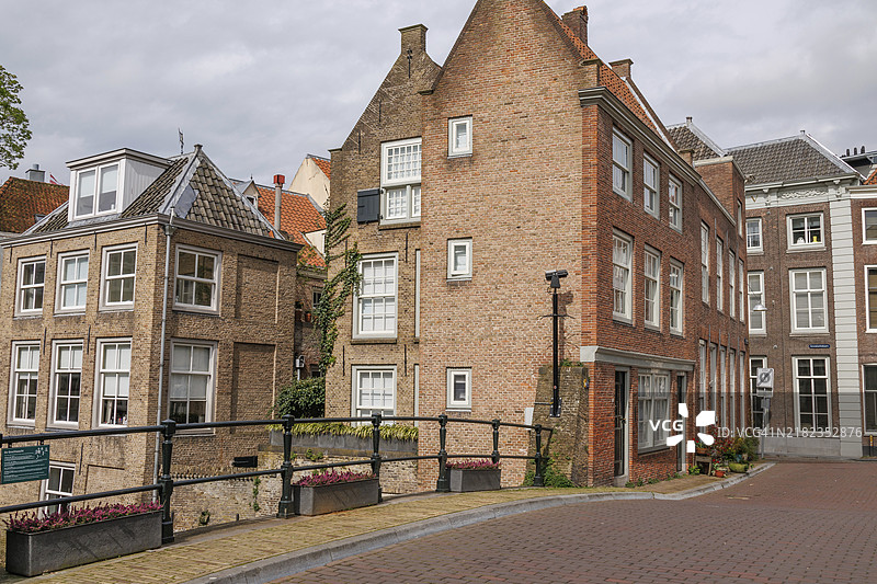 荷兰多德雷赫特的老城区，几座砖砌房屋与鹅卵石街道，散发着历史氛围。图片素材