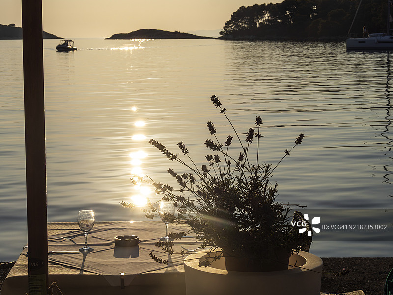 在克罗地亚达尔马提亚的杜布罗夫尼克-内雷特瓦州,Mljet岛的Pomena港口摆放餐桌图片素材