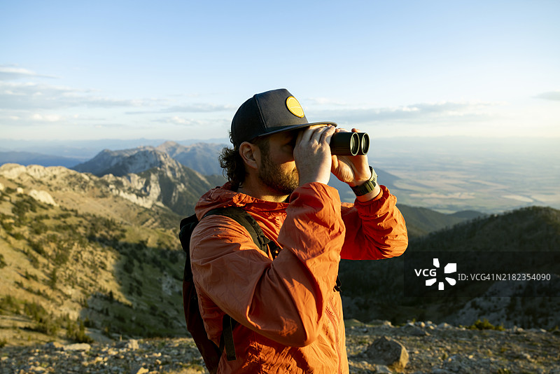 一名男子在蒙大拿州风景如画的山脉中享受一天的徒步旅行。图片素材