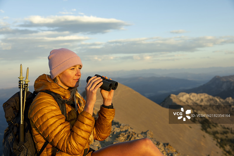 一位女性在蒙大拿州风景如画的山脉中享受一天的徒步旅行。图片素材