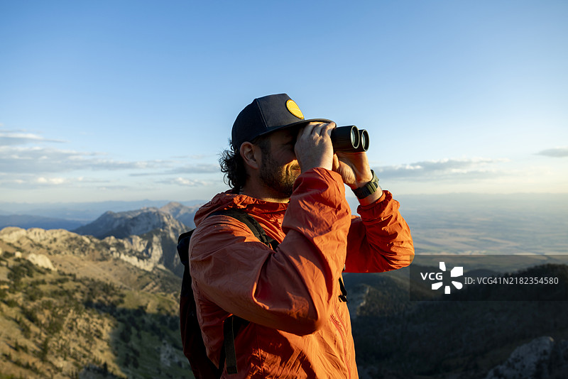 一名男子在蒙大拿州风景如画的山脉中享受一天的徒步旅行。图片素材