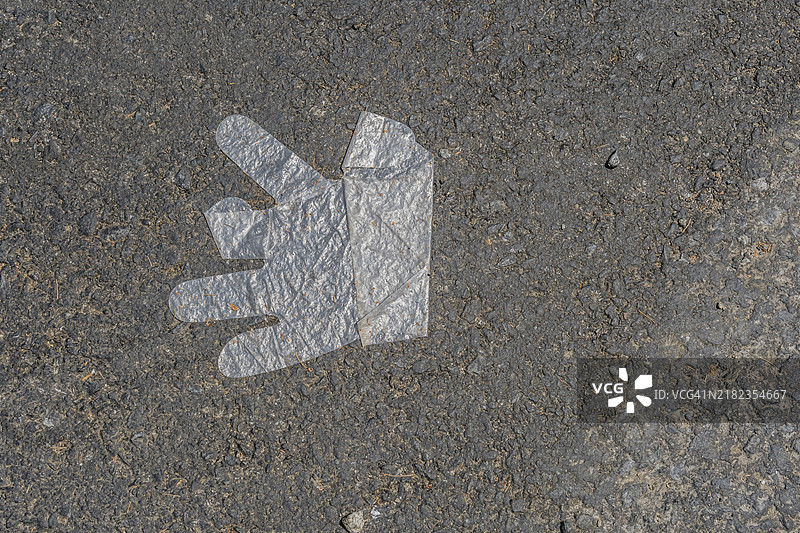 在韩国街道人行道上丢弃的塑料一次性手套图片素材