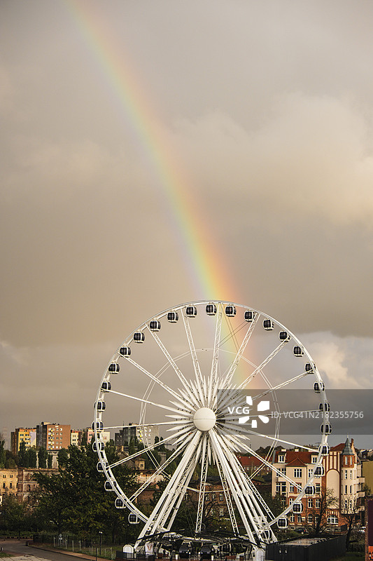 波兰格但斯克的爱乐厅附近的彩虹摩天轮图片素材