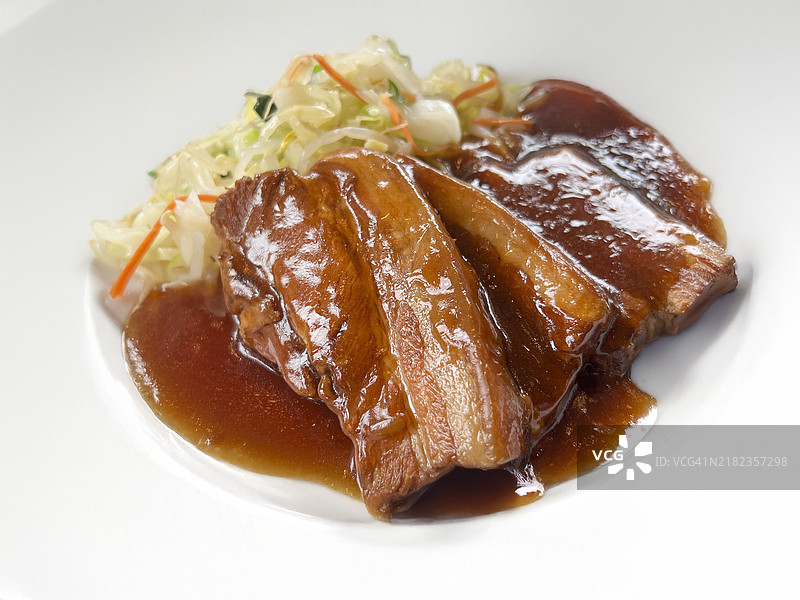 红烧五花肉配酸味卷心菜沙拉图片素材