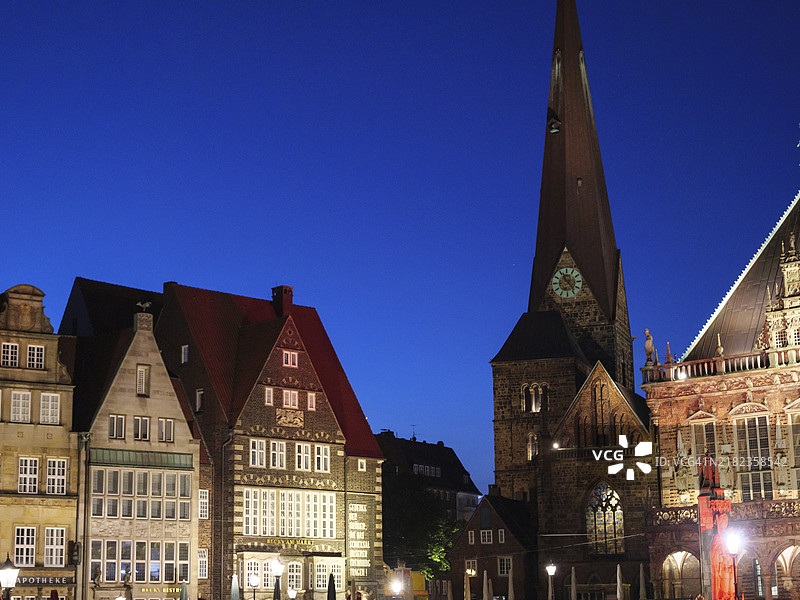 夜晚的城市风景，历史建筑与中央塔楼，德国不来梅，欧洲图片素材