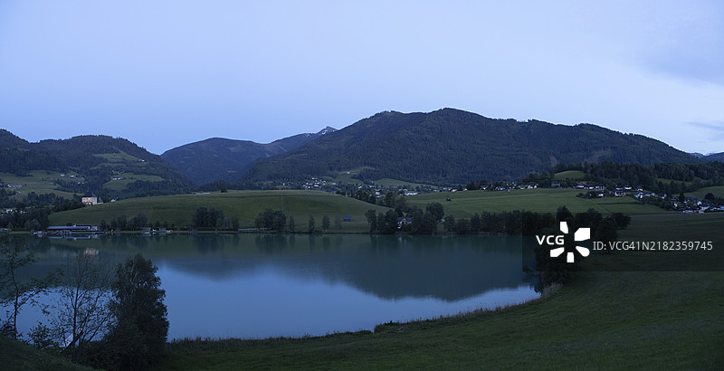 奥地利施蒂利亚州艾根恩斯塔尔的普特雷尔湖蓝色时刻图片素材