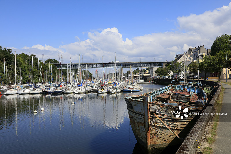 波尔吕港码头，海事博物馆的历史船只，杜阿尔讷，芬尼斯特尔省，布列塔尼地区，法国，欧洲图片素材