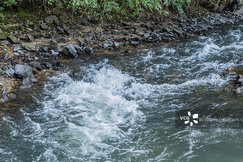 韩国荒野公园小河岸边的湍急水流图片素材
