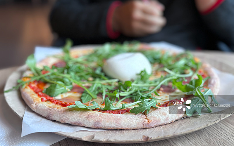 与好朋友共度愉快的午餐时光总是令人享受的图片素材