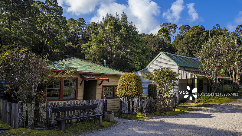 塔斯马尼亚西海岸的塔基纳荒野中的科林纳村图片素材