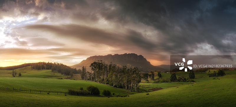 塔斯马尼亚北中部谢ffield的罗兰山黎明前的天空图片素材