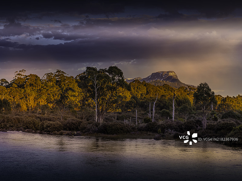 塔斯马尼亚圣克莱尔湖上空的奥林匹斯山晨光图片素材