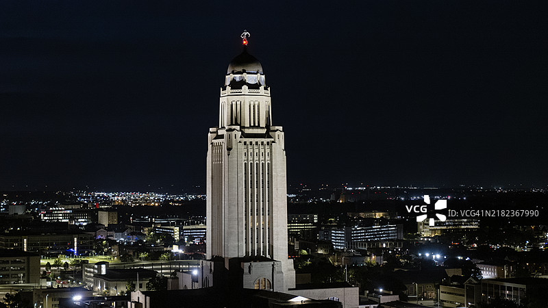 塔楼主导了内布拉斯加州首府的天际线。装饰艺术地标在夜晚照亮林肯。图片素材