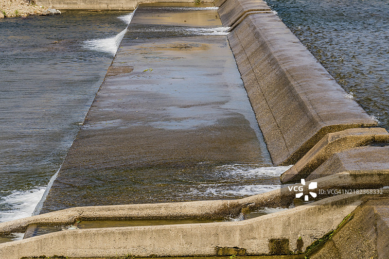 阶梯状混凝土大坝，水流沿着其渠道倾泻而下，位于韩国图片素材