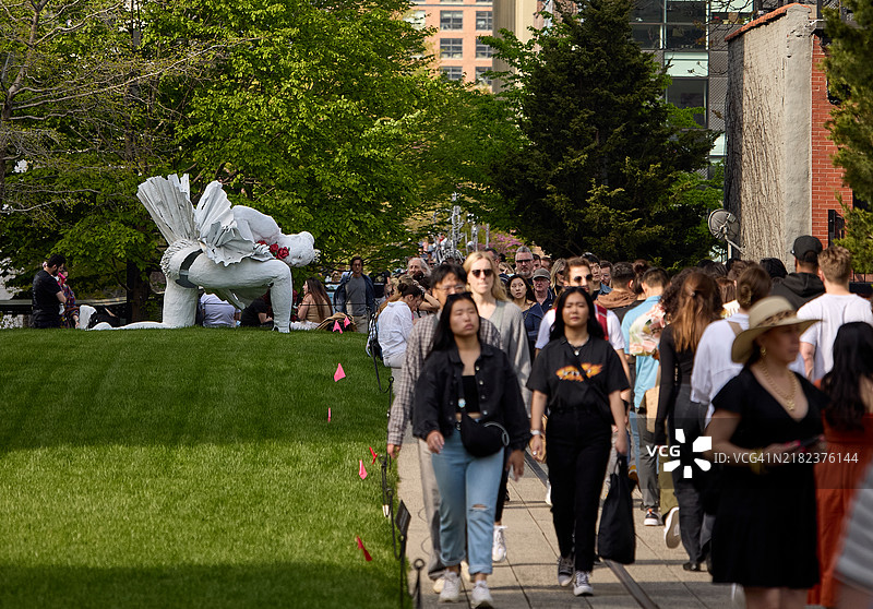 游客在切尔西高线步道上欣赏卡伦·戴维斯的《谢幕》雕塑图片素材