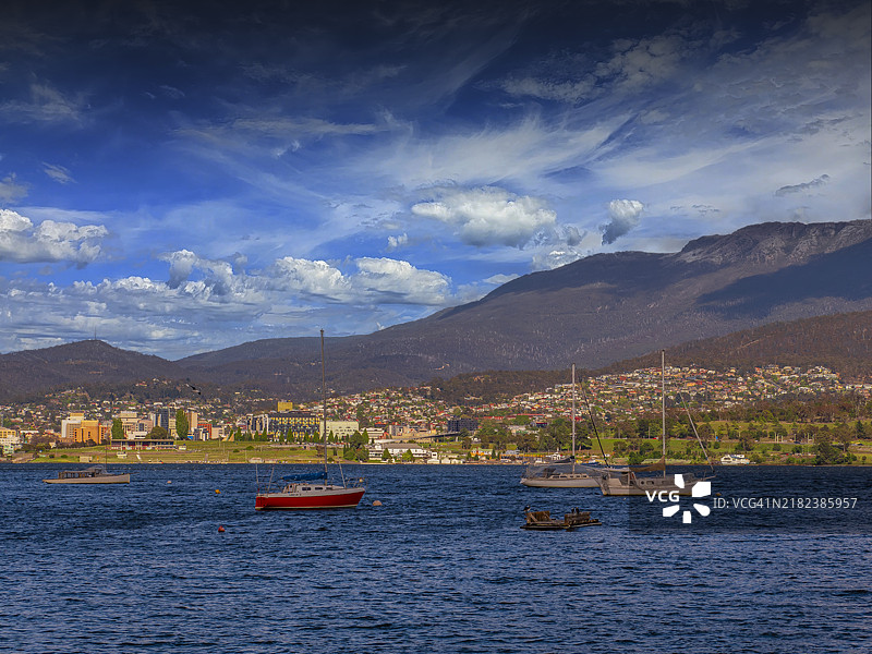 从塔斯马尼亚霍巴特的德文特河口俯瞰威灵顿山的景色图片素材