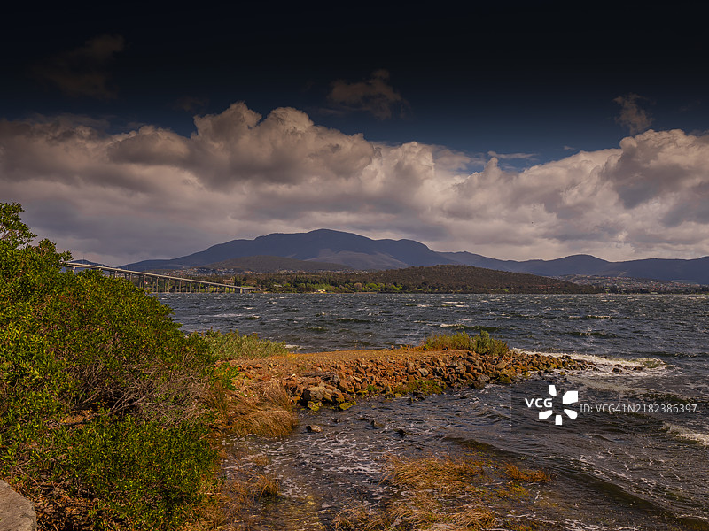 从塔斯马尼亚霍巴特的德文特河口俯瞰威灵顿山的景色图片素材