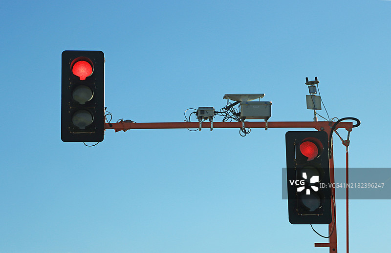 道路维修区域的红色交通信号灯特写图片素材