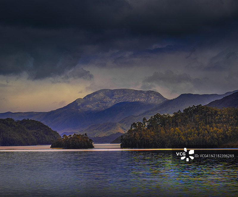 塔斯马尼亚澳大利亚中西部的班伯里湖上空乌云密布，暴风雨即将来临。图片素材