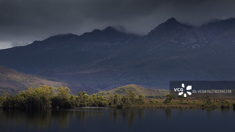 塔斯马尼亚澳大利亚中西部的班伯里湖上空乌云密布，暴风雨即将来临。图片素材