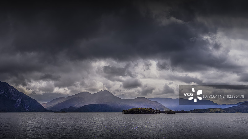 塔斯马尼亚澳大利亚中西部的班伯里湖上空乌云密布，暴风雨即将来临。图片素材