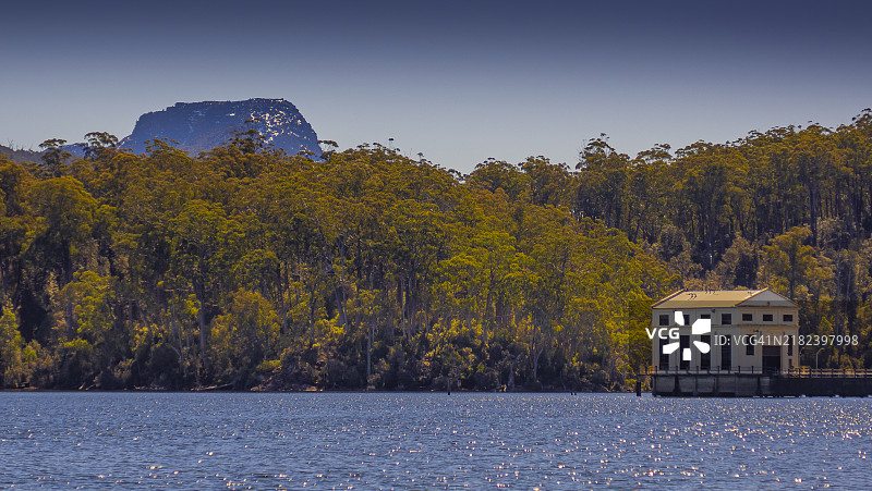 圣克莱尔湖的景色，向北望去是中央高原和奥林匹斯山，塔斯马尼亚，澳大利亚。图片素材