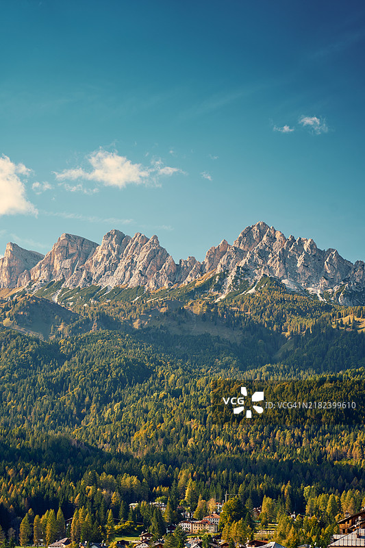 多洛米蒂联合国教科文组织世界遗产中心的下午阿尔卑斯森林上的山脉图片素材