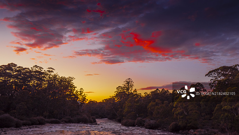 塔斯马尼亚中央高地的黎明日出光辉，位于圣克莱尔湖国家公园。图片素材