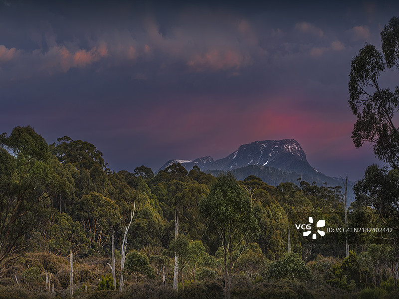 塔斯马尼亚圣克莱尔湖国家公园壮丽荒野的观景点图片素材