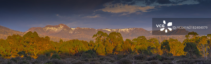 塔斯马尼亚圣克莱尔湖国家公园壮丽荒野的观景点图片素材