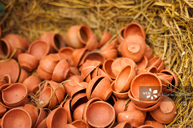 美丽的油灯出售，排灯节的迪亚（泥土灯）图片素材