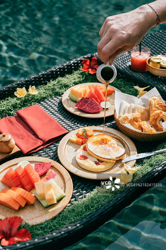 奢华酒店的漂浮早餐图片素材