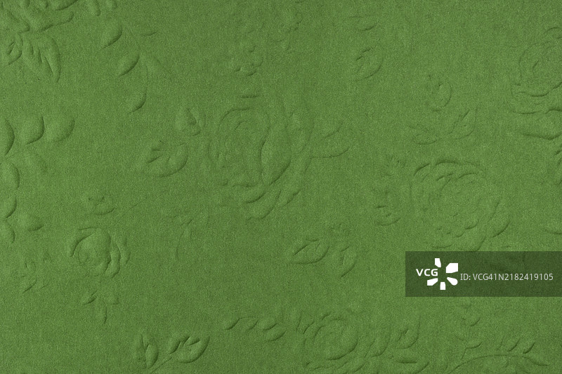 绿色花卉图案压花纸纹理的全景。抽象纹理作为背景。图片素材