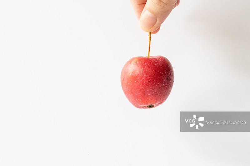 手指握着小苹果图片素材