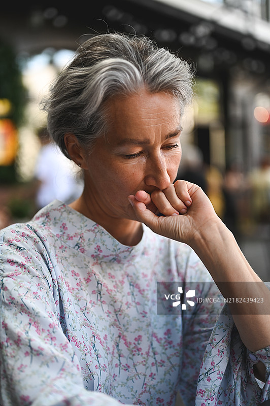 痛苦女性的特写肖像。图片素材