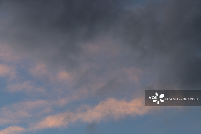 黄昏时分天空中的乌云图片素材