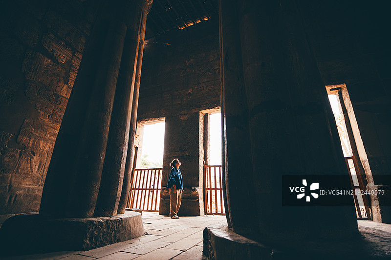 一位女性在埃及卢克索探索古老的寺庙。图片素材