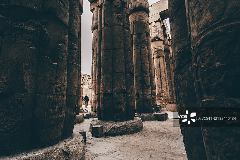 一位女性在埃及卢克索探索古老的寺庙。图片素材
