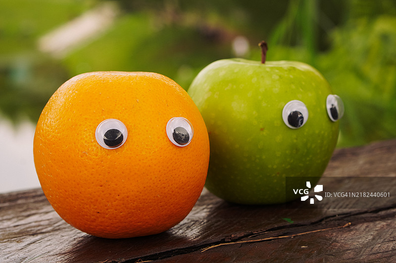 丰盈的和谐：乡村木桌上的苹果和橙子。图片素材